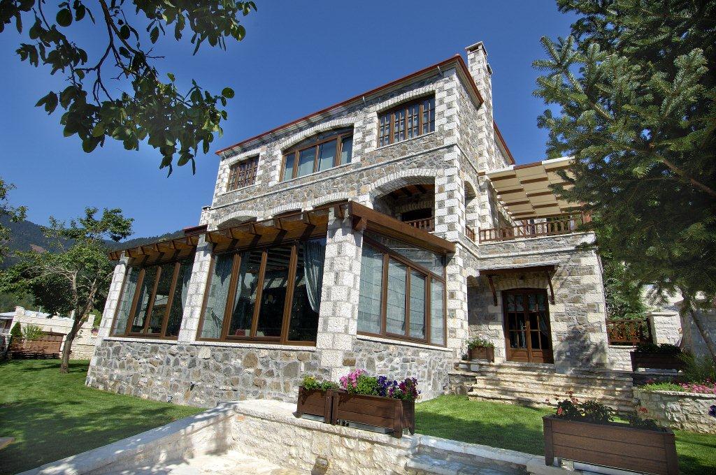 Το πέτρινο Emotions Country Resort το σούρουπο, στο χωριό Βουτύρο